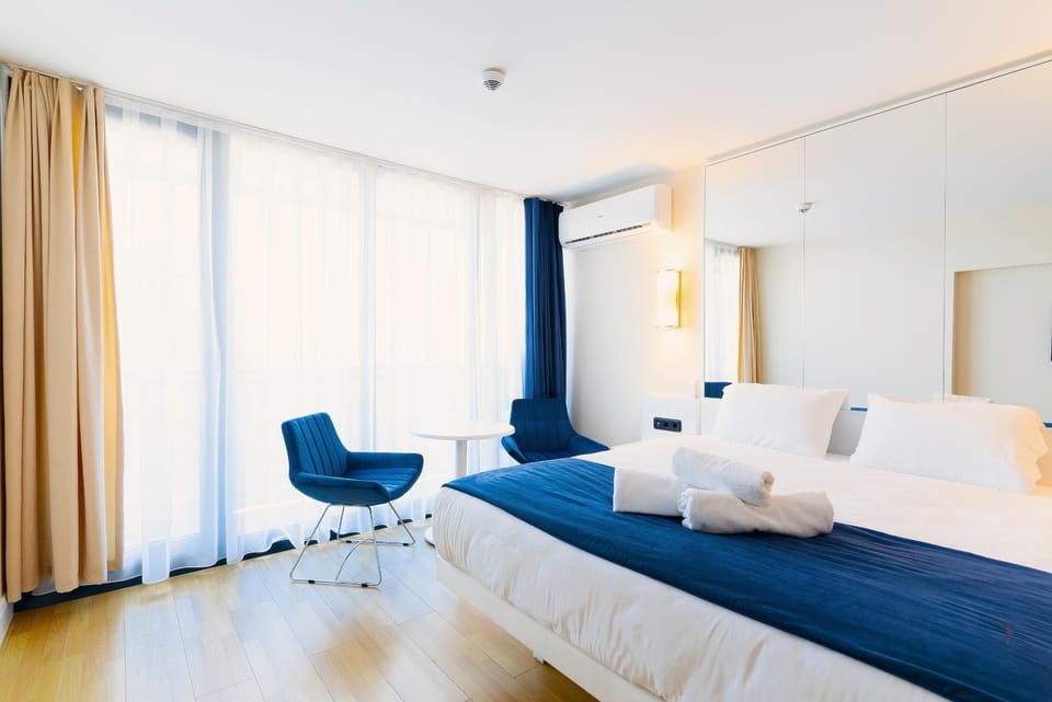 Bed, Living room, Photo of the whole room, Seating area, Bedroom
