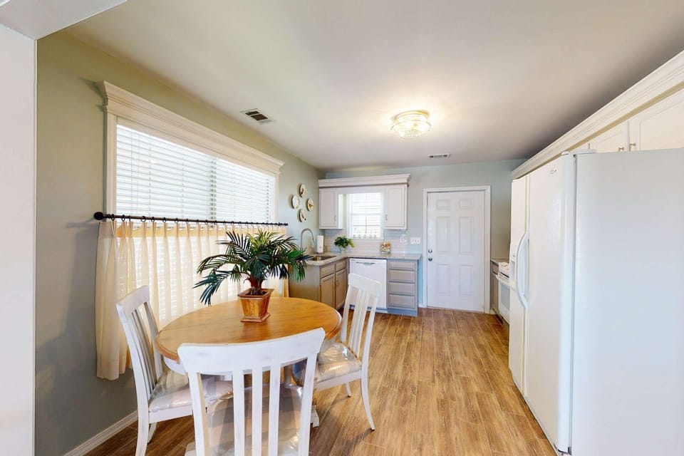 Tranquil Gulf escape with 2 decks beach access nearby central AC & free WiFi House in West Beach