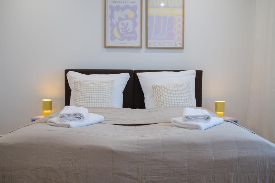 Bed, Photo of the whole room, Bedroom, towels