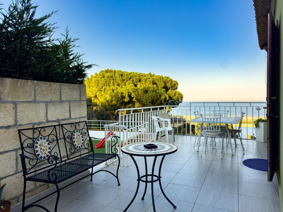 Natural landscape, View (from property/room), Balcony/Terrace, Dining area