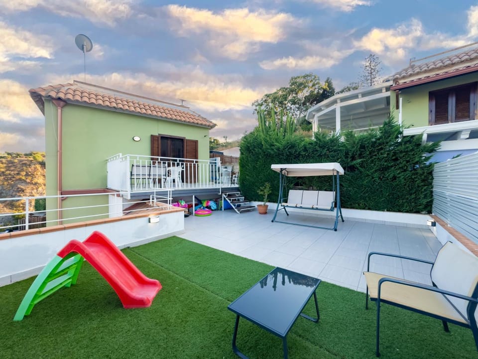 Property building, Day, Garden, Balcony/Terrace, Garden view
