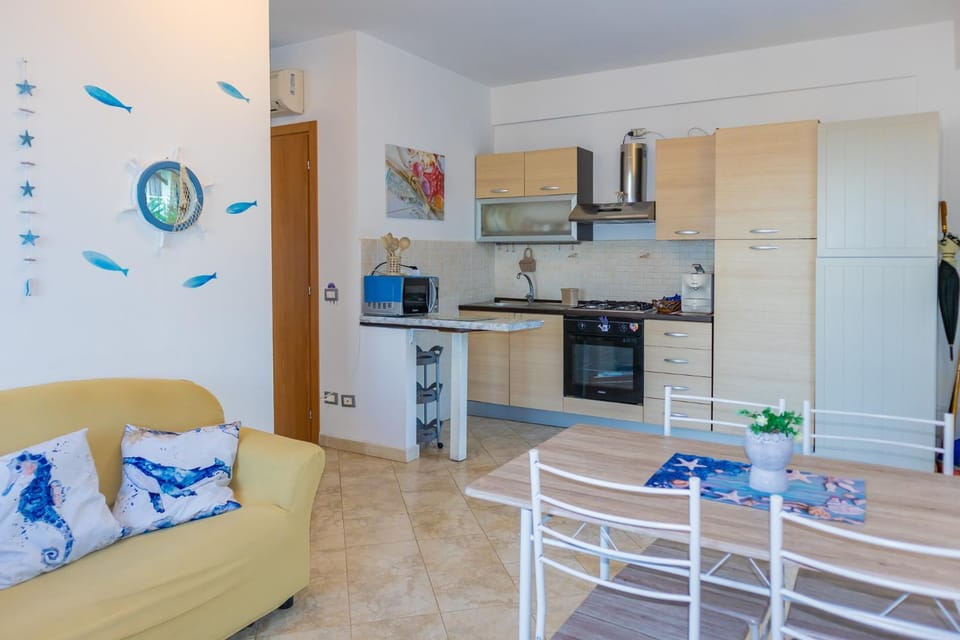 Kitchen or kitchenette, Seating area, Dining area, oven, stove