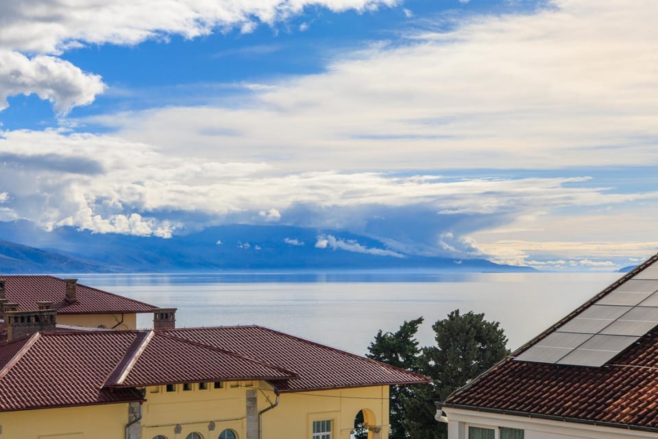 Mountain view, Sea view