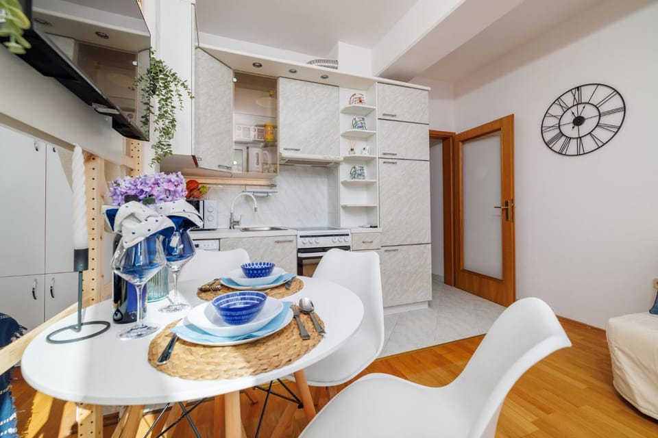 Kitchen or kitchenette, Dining area, oven