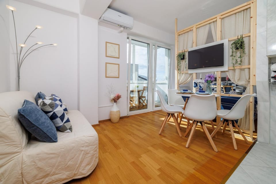 TV and multimedia, Living room, Seating area, Dining area