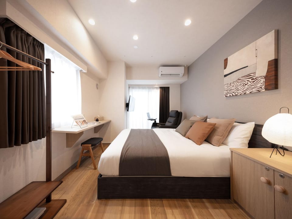 Bed, TV and multimedia, Seating area, Bedroom, air conditioner