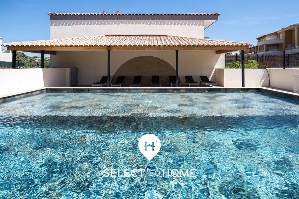 Property building, Patio, Day, Pool view, Swimming pool, sunbed