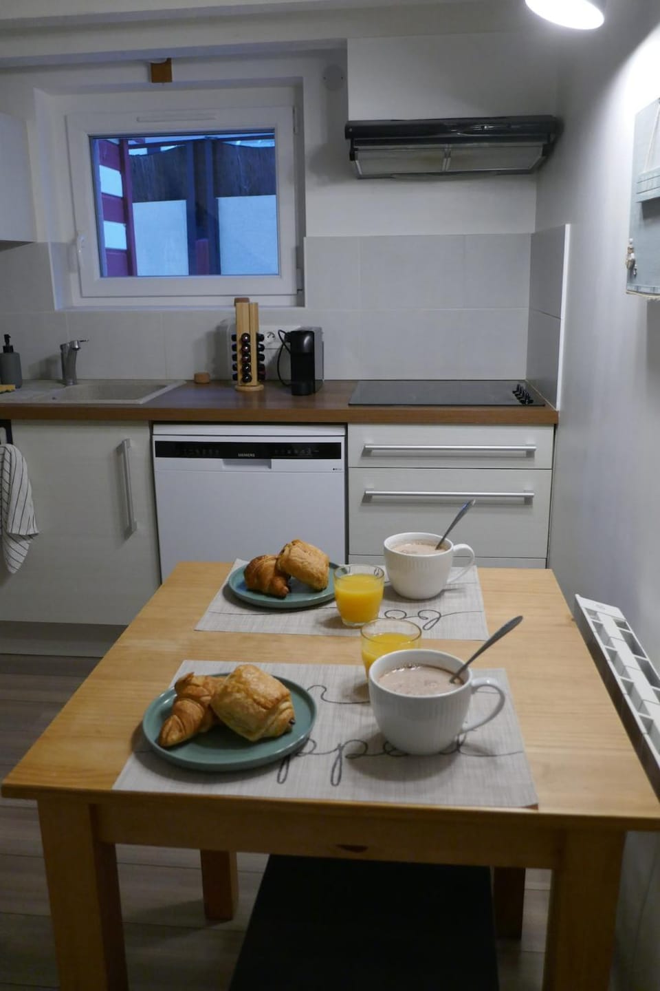Coffee/tea facilities, Kitchen or kitchenette, stove, toaster