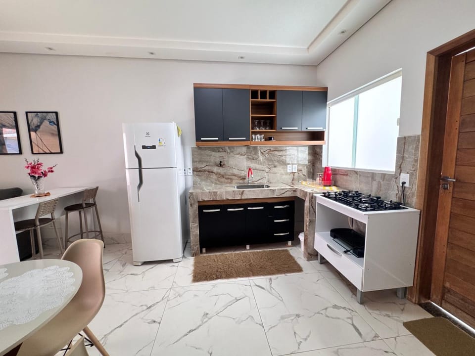 Kitchen or kitchenette, Dining area, minibar, stove