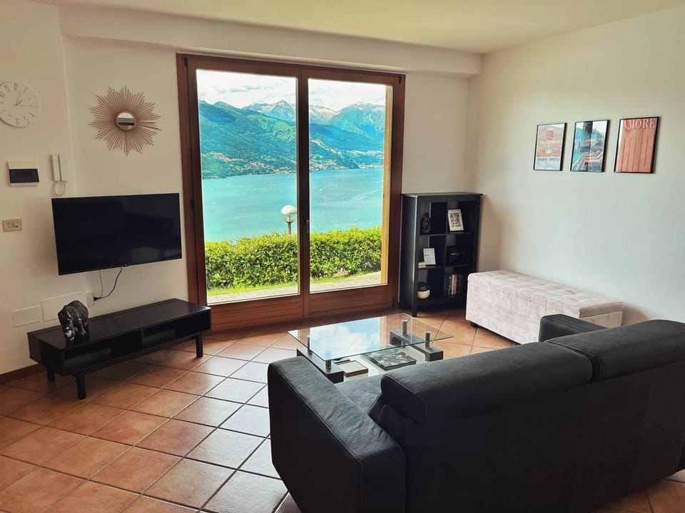 Living room, Lake view, Mountain view, heating