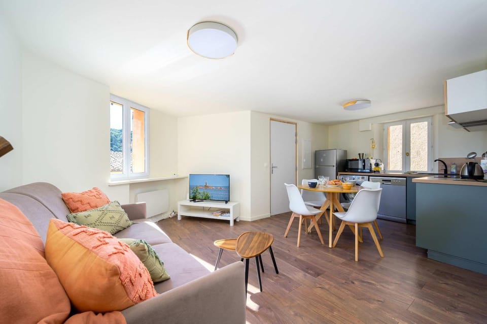LX235 Lumineux T2 au cœur du village provençal, 4P Apartment in Cagnes-sur-Mer