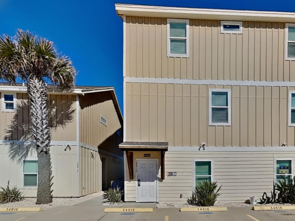 Property building, Facade/entrance, Day, Neighbourhood, Garden