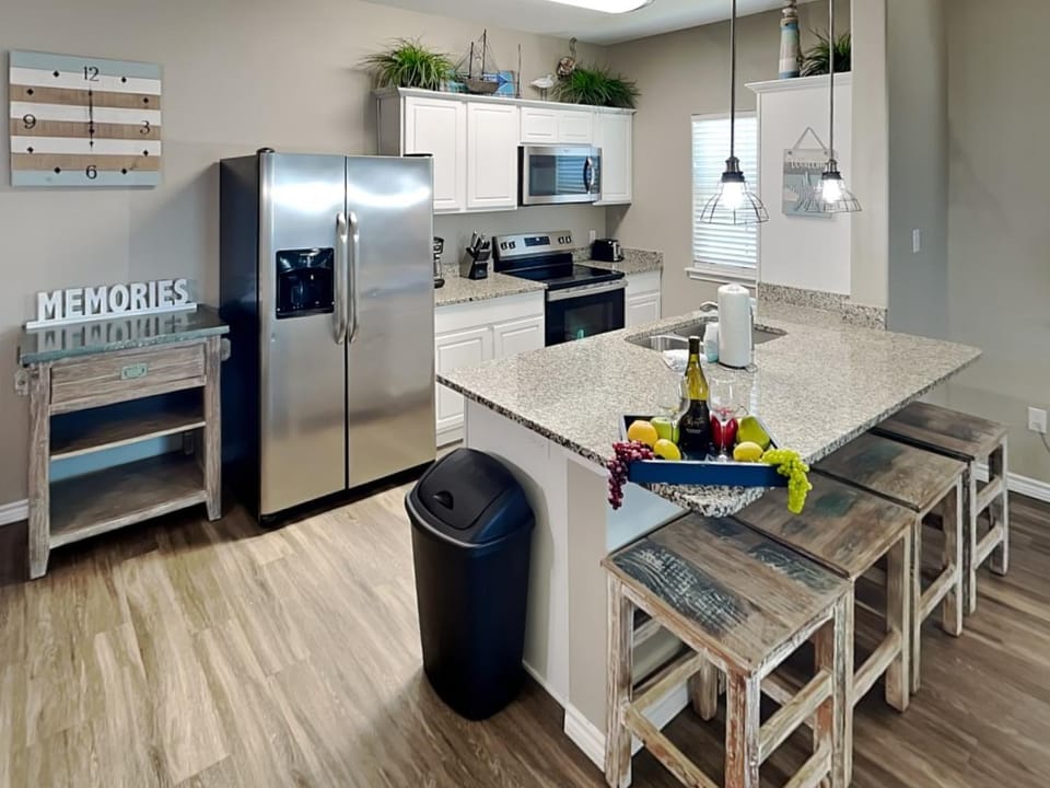 Kitchen or kitchenette, Food and drinks, Seating area, furniture, microwave