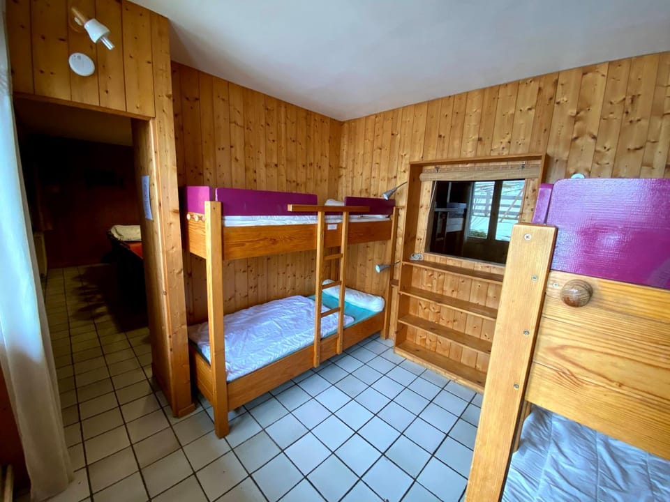 Bedroom, bunk bed