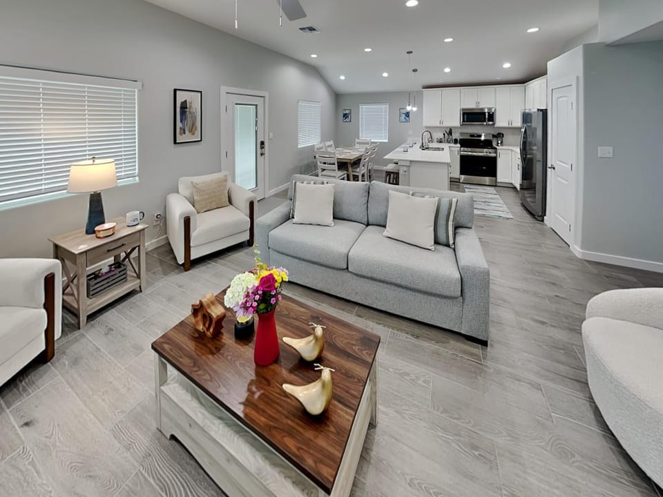 Day, Kitchen or kitchenette, Living room, Seating area, furniture