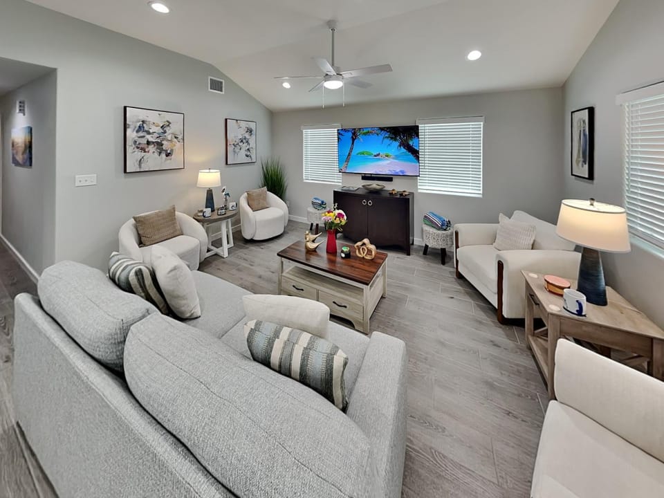 TV and multimedia, Living room, Seating area, furniture, air conditioner