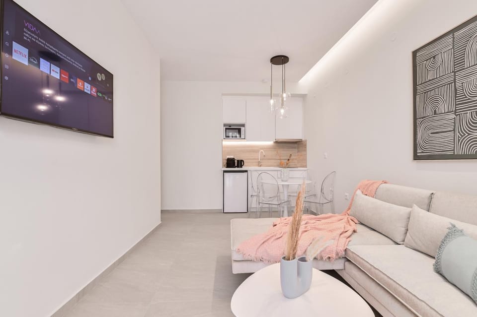 Kitchen or kitchenette, Seating area, Dining area