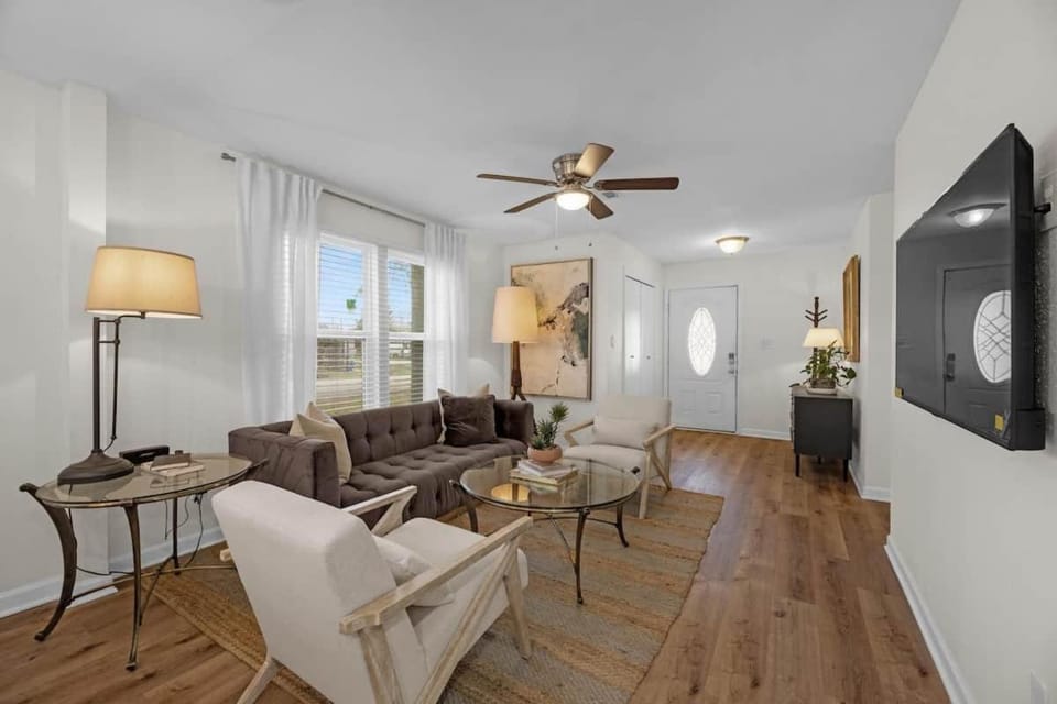 Chic Haus One-Story Home Gated, Near Med Center House in Houston