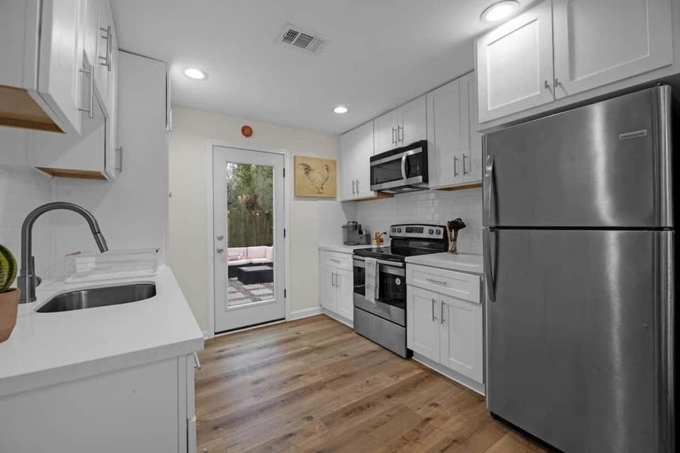 Chic Haus One-Story Home Gated, Near Med Center House in Houston