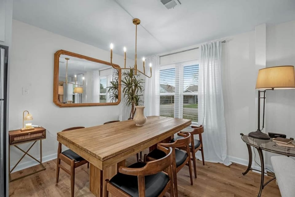 Chic Haus One-Story Home Gated, Near Med Center House in Houston