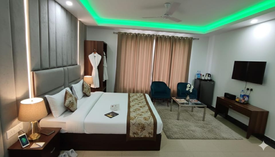 Communal lounge/ TV room, Bed, TV and multimedia, Living room, Photo of the whole room, Seating area, Evening entertainment, Bedroom, hair dresser
