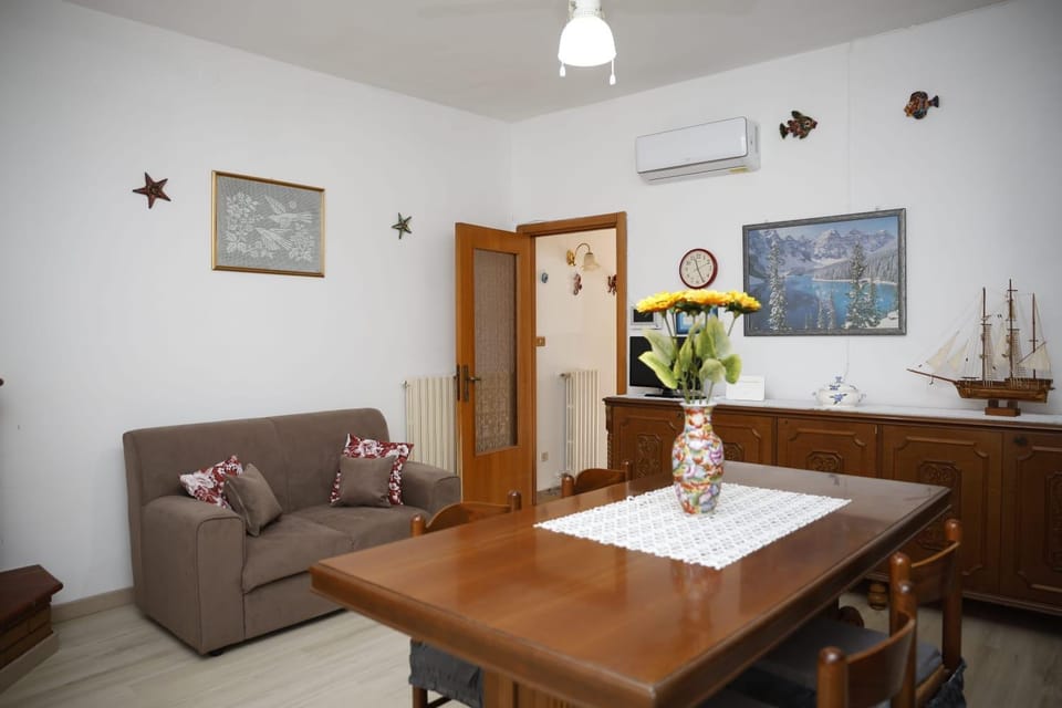 Living room, Seating area, Dining area, air conditioner