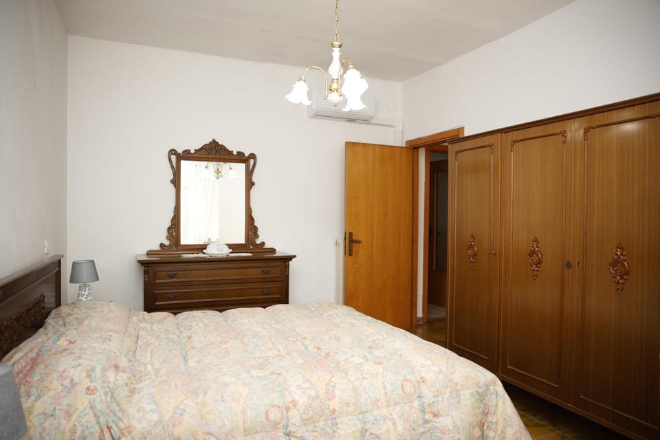 Bed, Photo of the whole room, wardrobe