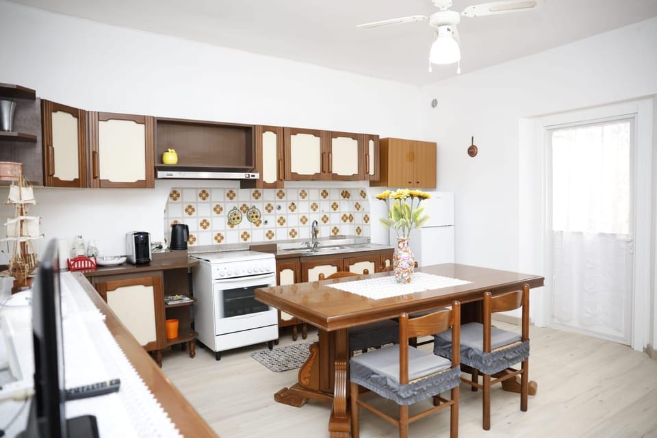 Kitchen or kitchenette, Dining area, stove