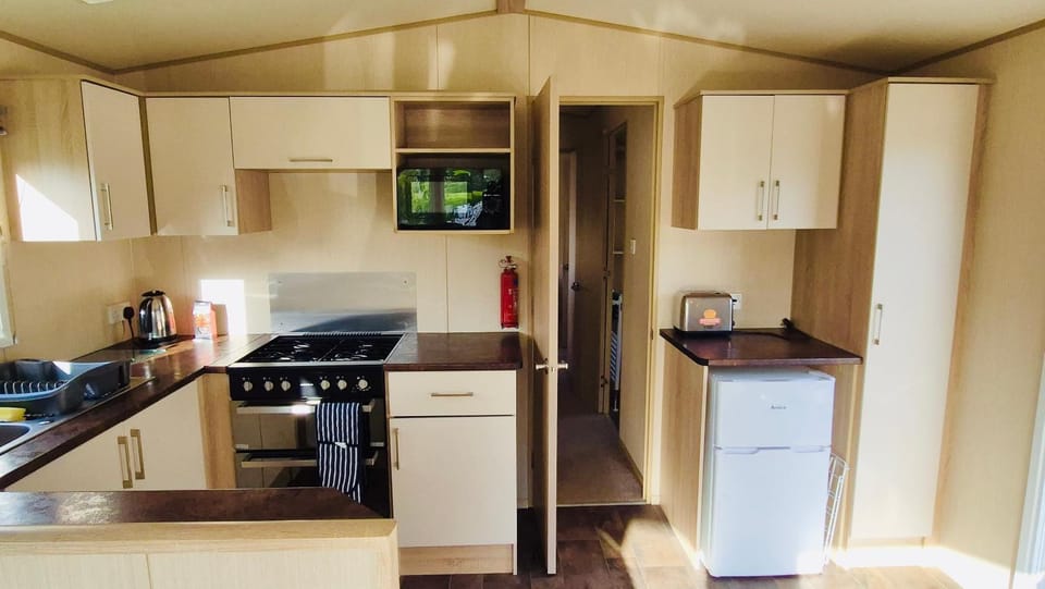 Coffee/tea facilities, Kitchen or kitchenette, oven, toaster