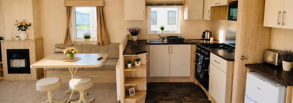 Coffee/tea facilities, Kitchen or kitchenette, Dining area, oven, stove, toaster