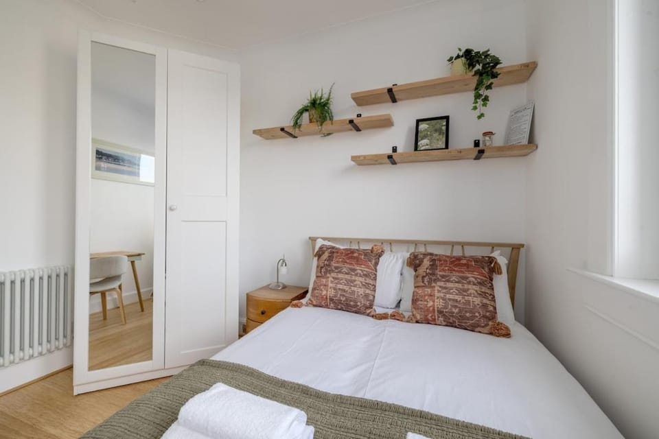 Bed, Bedroom, towels, wardrobe