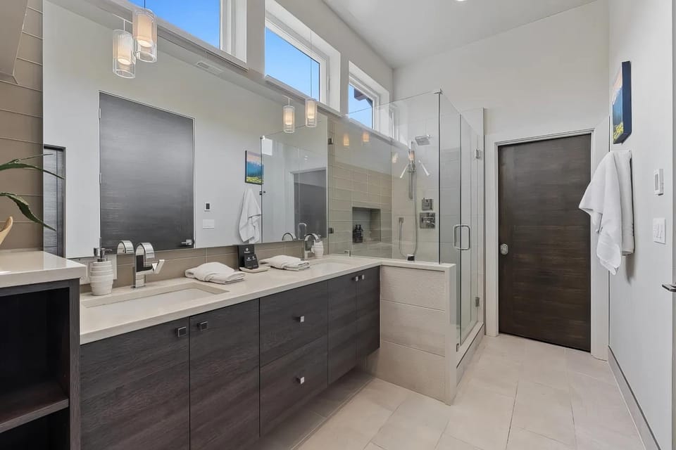 Bend Riverside - Waterfront, Hot Tub & Gym House in Bend