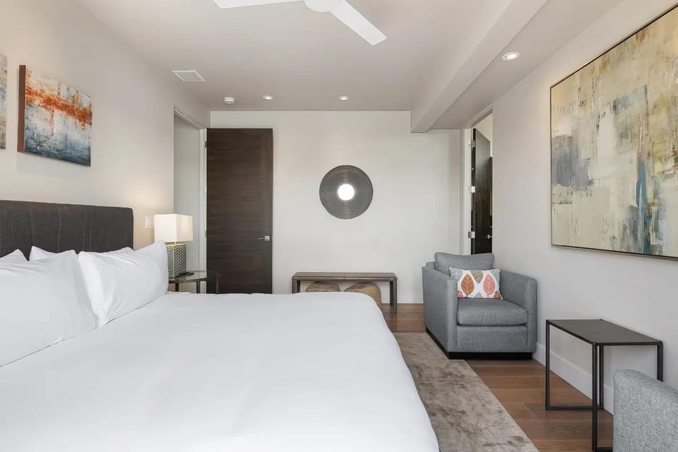 Bend Riverside - Waterfront, Hot Tub & Gym House in Bend