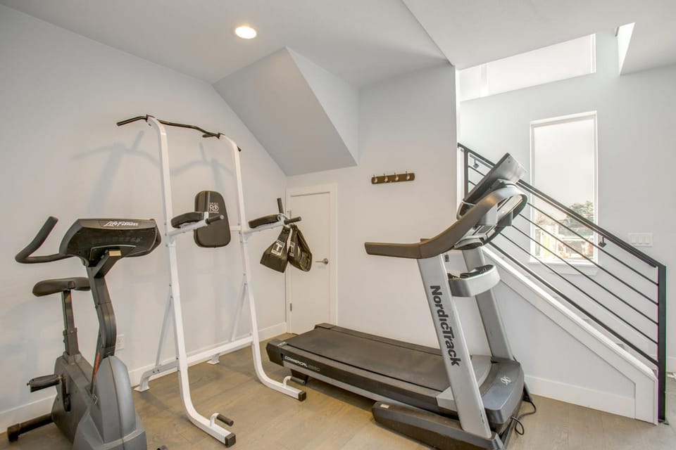 Walk to Bars! LoHi City-View Haven w/ Hot Tub House in Denver