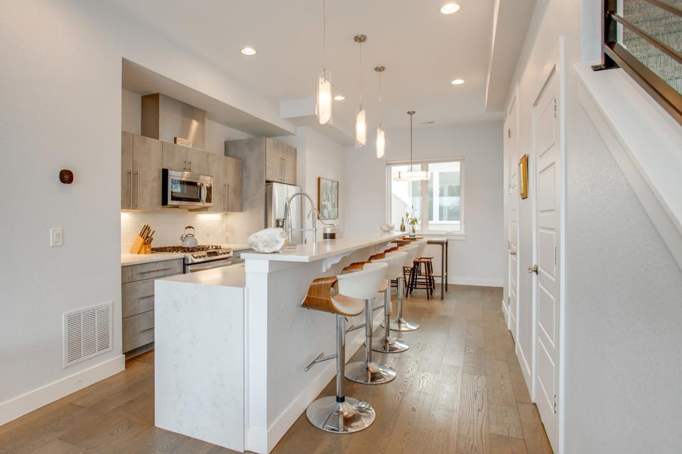 Walk to Bars! LoHi City-View Haven w/ Hot Tub House in Denver