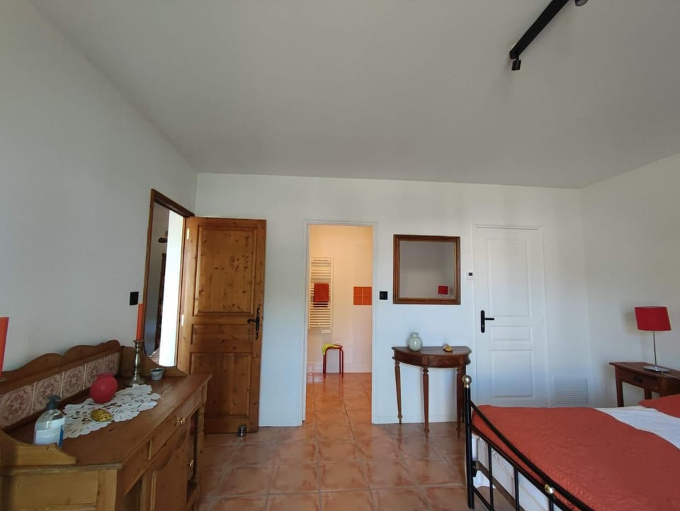 Maison des Romarins Chambre cosy Salle de bain privée , cuisine piscine partagées Bed and Breakfast in Occitanie