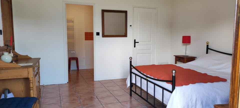 Maison des Romarins Chambre cosy Salle de bain privée , cuisine piscine partagées Bed and Breakfast in Occitanie
