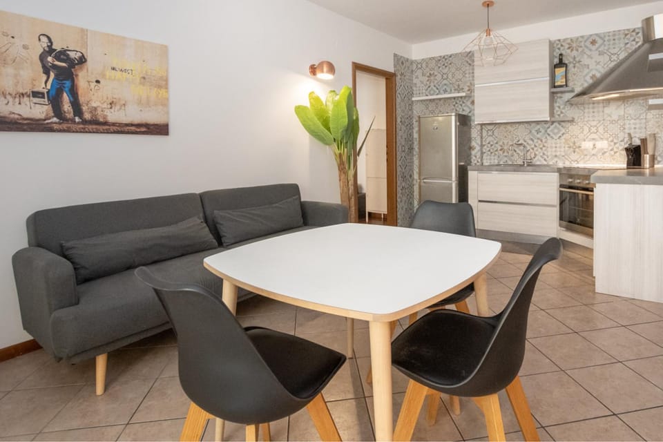 Kitchen or kitchenette, Living room, Seating area, Dining area, oven