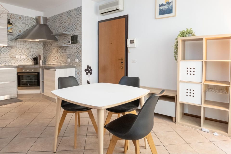 Kitchen or kitchenette, Dining area, oven, stove