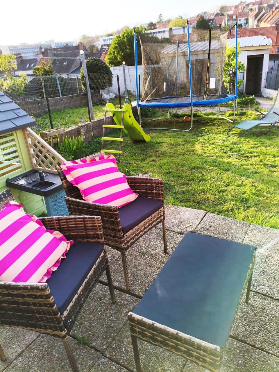 Charmante maison avec jardin de 300 m2 Proche vieille ville de Boulogne-sur-Mer Apartment in Hauts-de-France