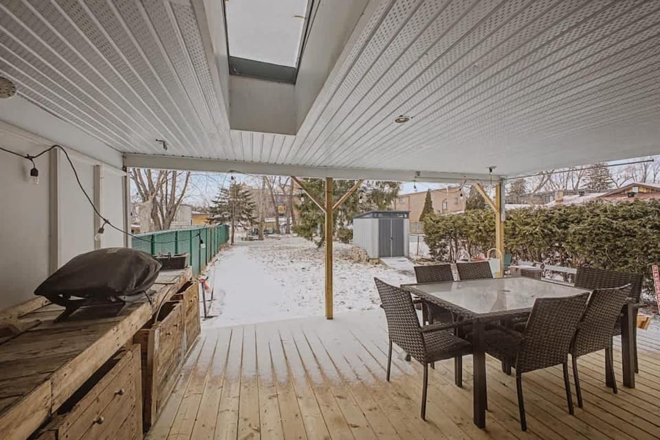 Muray 4BR family home Private Garden 15 mins to Downtown House in Longueuil