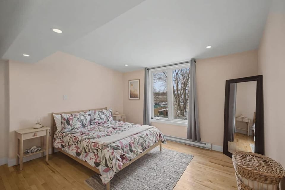 Muray 4BR family home Private Garden 15 mins to Downtown House in Longueuil