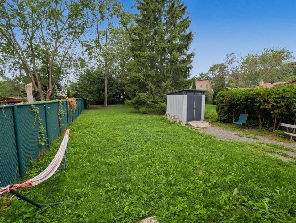 Muray 4BR family home Private Garden 15 mins to Downtown House in Longueuil