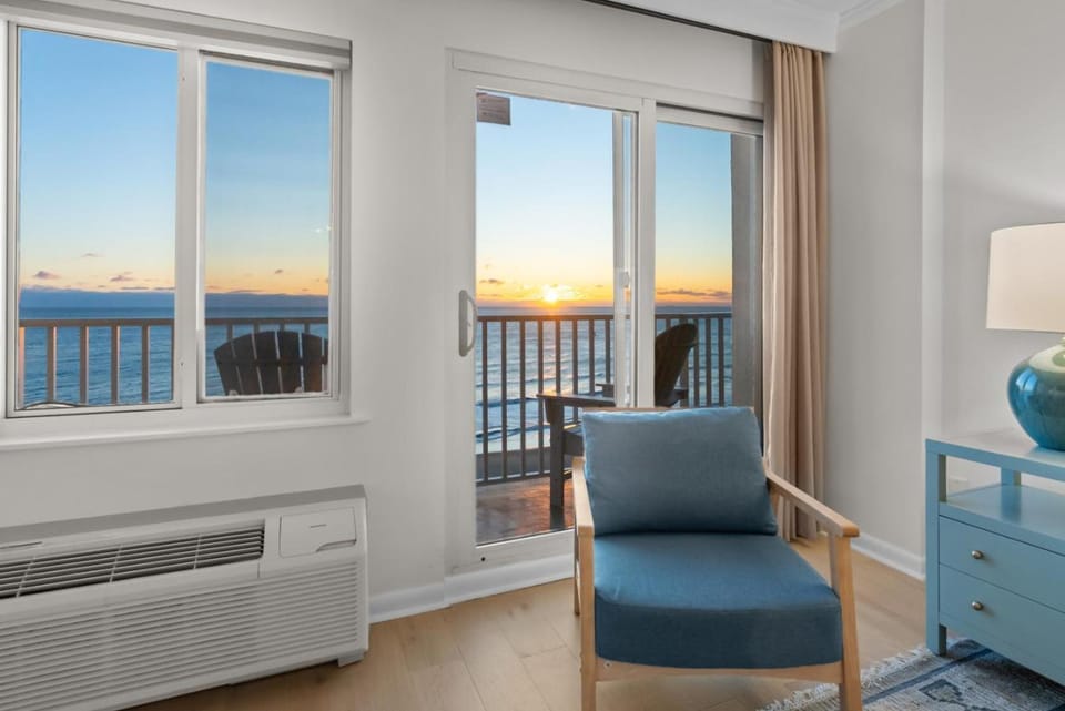 Oceanfront Beach Condo, Pool, Gym, Fishing Surfing House in Dam Neck