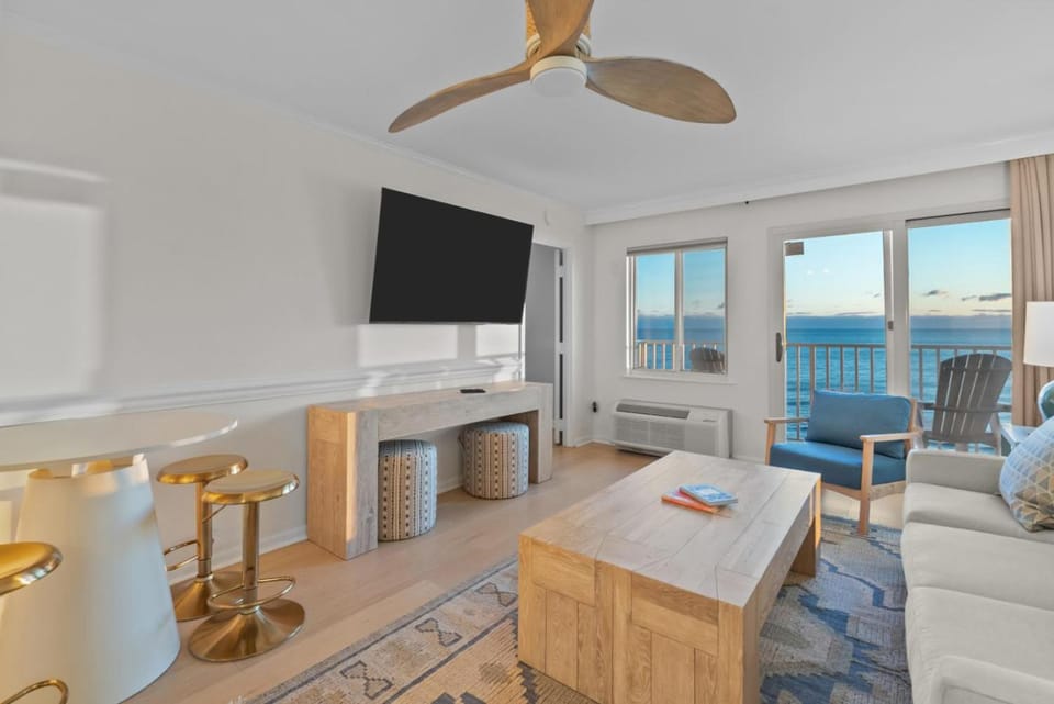 Oceanfront Beach Condo, Pool, Gym, Fishing Surfing House in Dam Neck