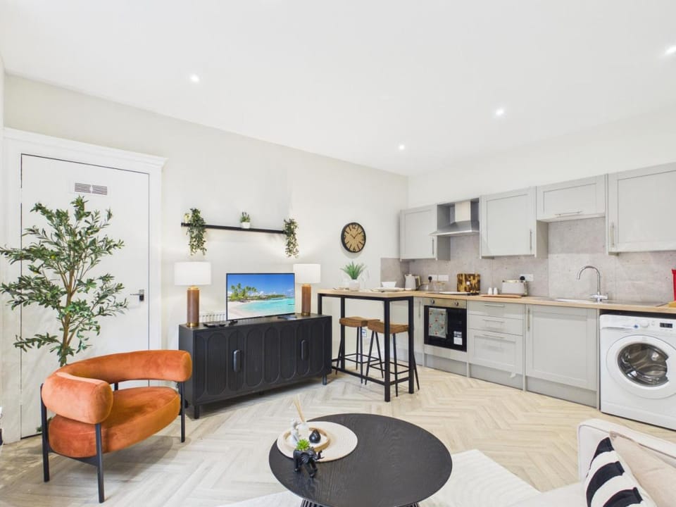 Kitchen or kitchenette, Living room, Seating area, Dining area, oven, pet friendly, stove, toaster