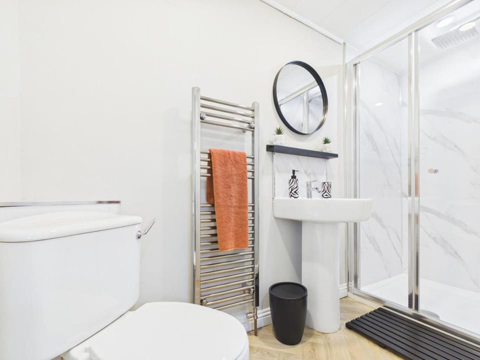 Shower, Toilet, towels
