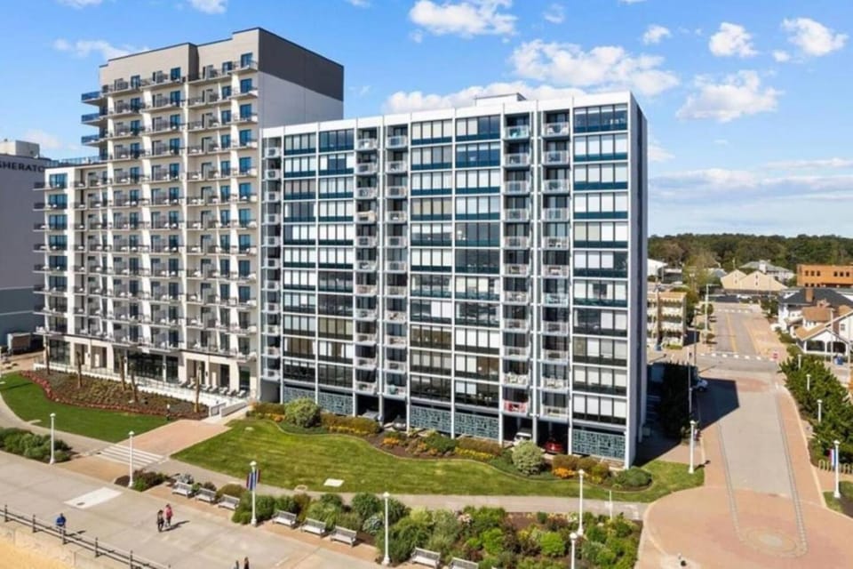 Beachfront Condo/ Pool/ Surfing/ Fishing / EW 1202 House in Virginia Beach