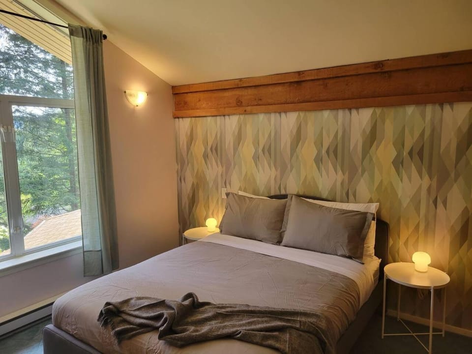 Rainforest Retreat Apartment in Bowen Island