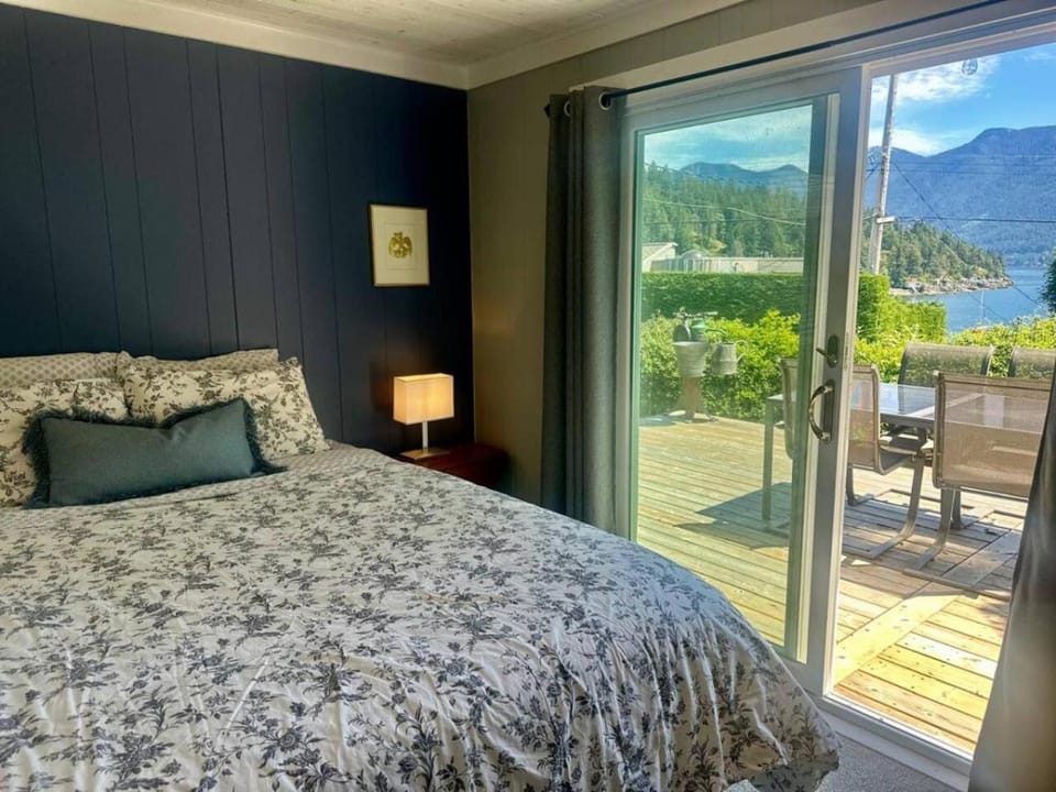 Captain Cottage House in Bowen Island